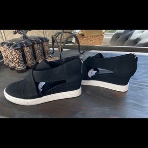 Black cutout sneaker wedge - Brand new